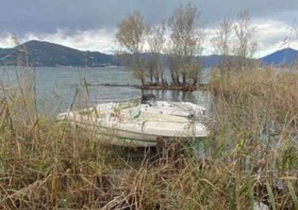 Barca rubata dal porto di Ispra, ritrovata a Ranco senza motore