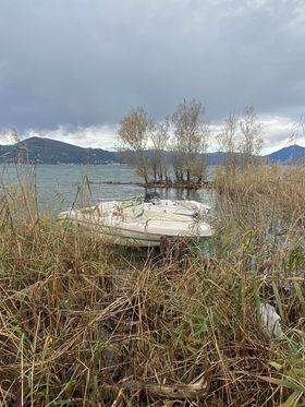 Barca rubata dal porto di Ispra, ritrovata a Ranco senza motore