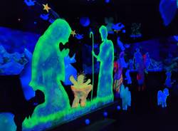 Il presepe illuminato di Sesona risplende aspettando il Natale