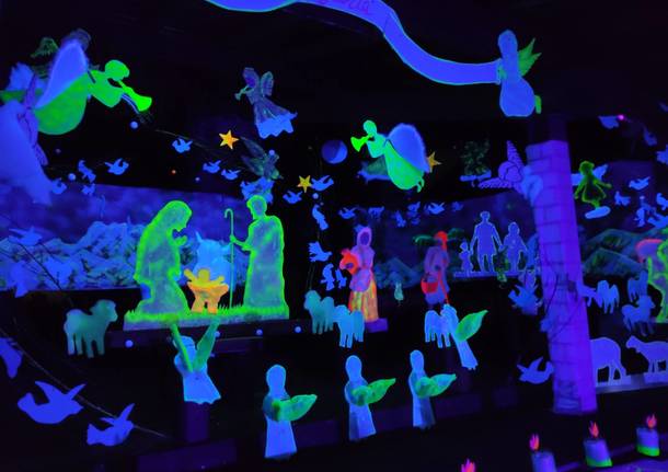 Il presepe illuminato di Sesona risplende aspettando il Natale