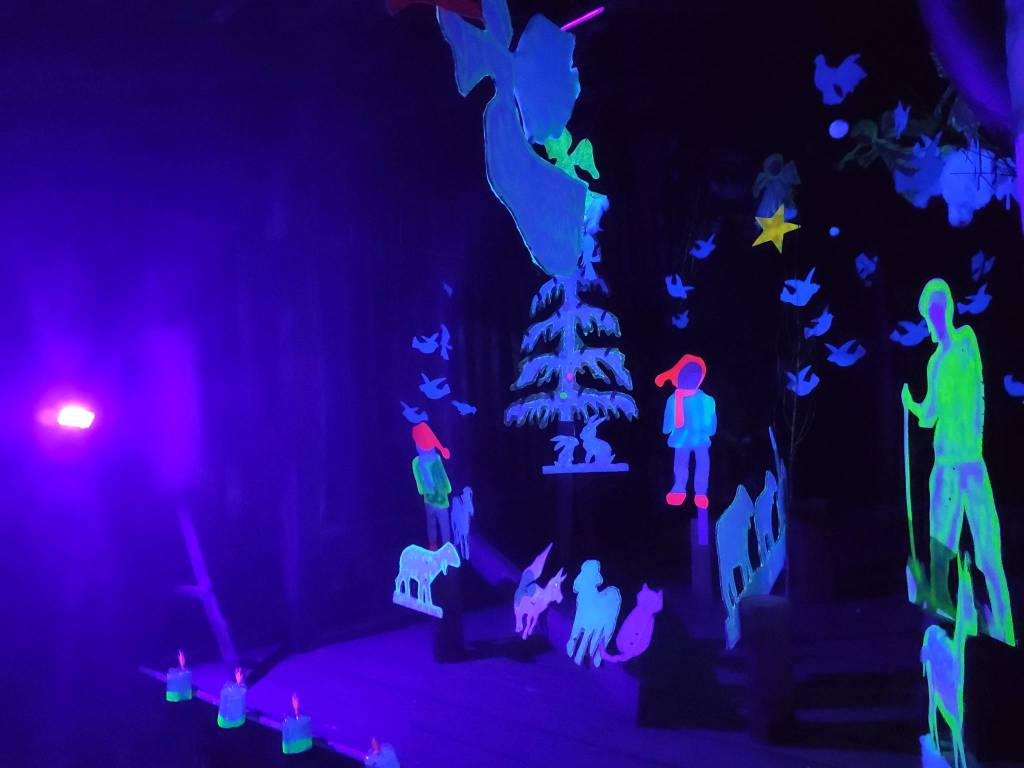 Il presepe illuminato di Sesona risplende aspettando il Natale