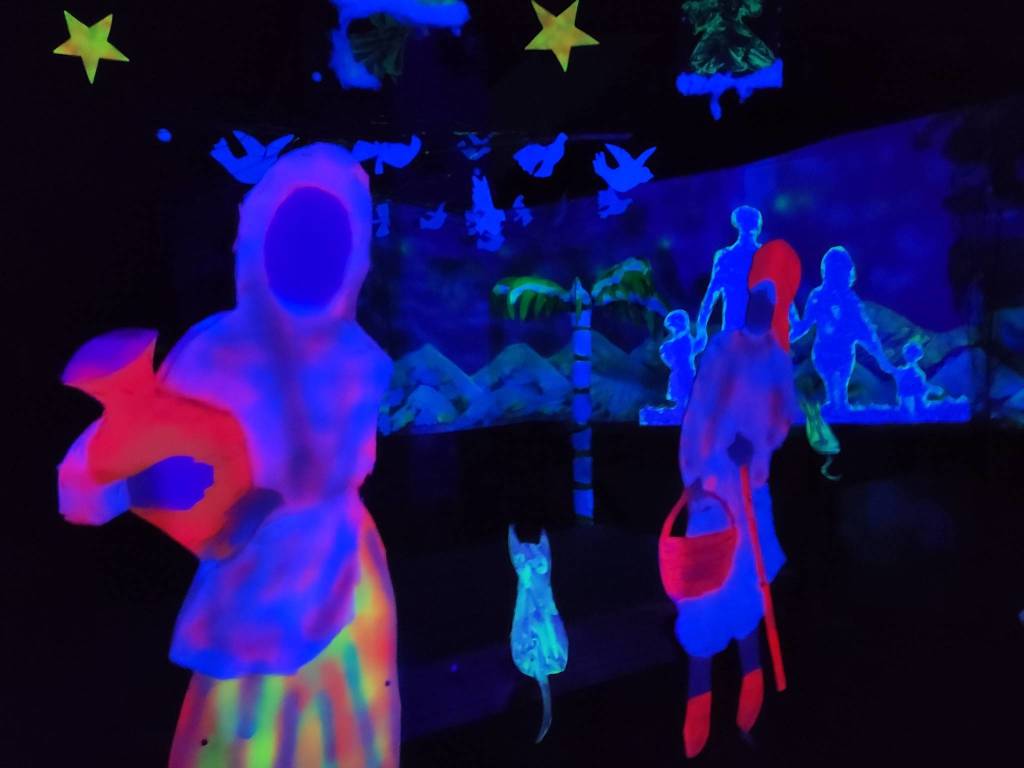 Il presepe illuminato di Sesona risplende aspettando il Natale