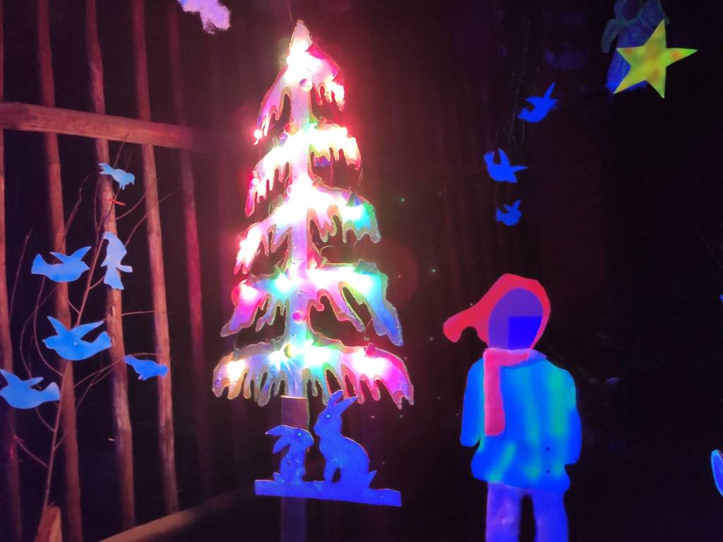Il presepe illuminato di Sesona risplende aspettando il Natale