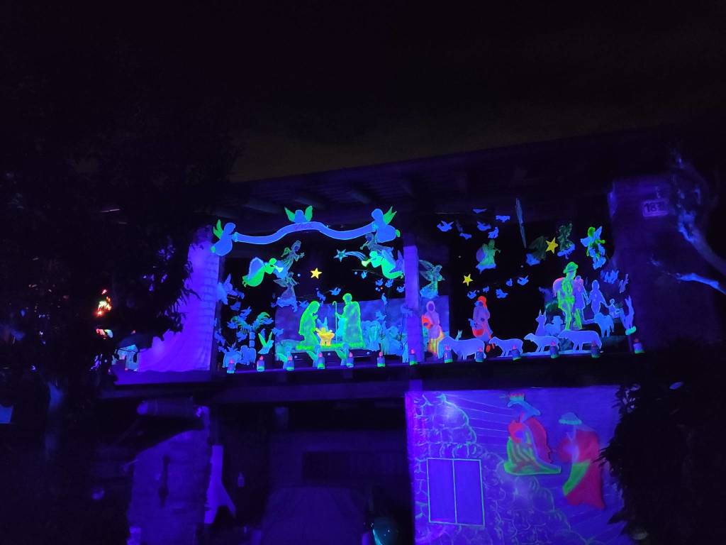 Il presepe illuminato di Sesona risplende aspettando il Natale