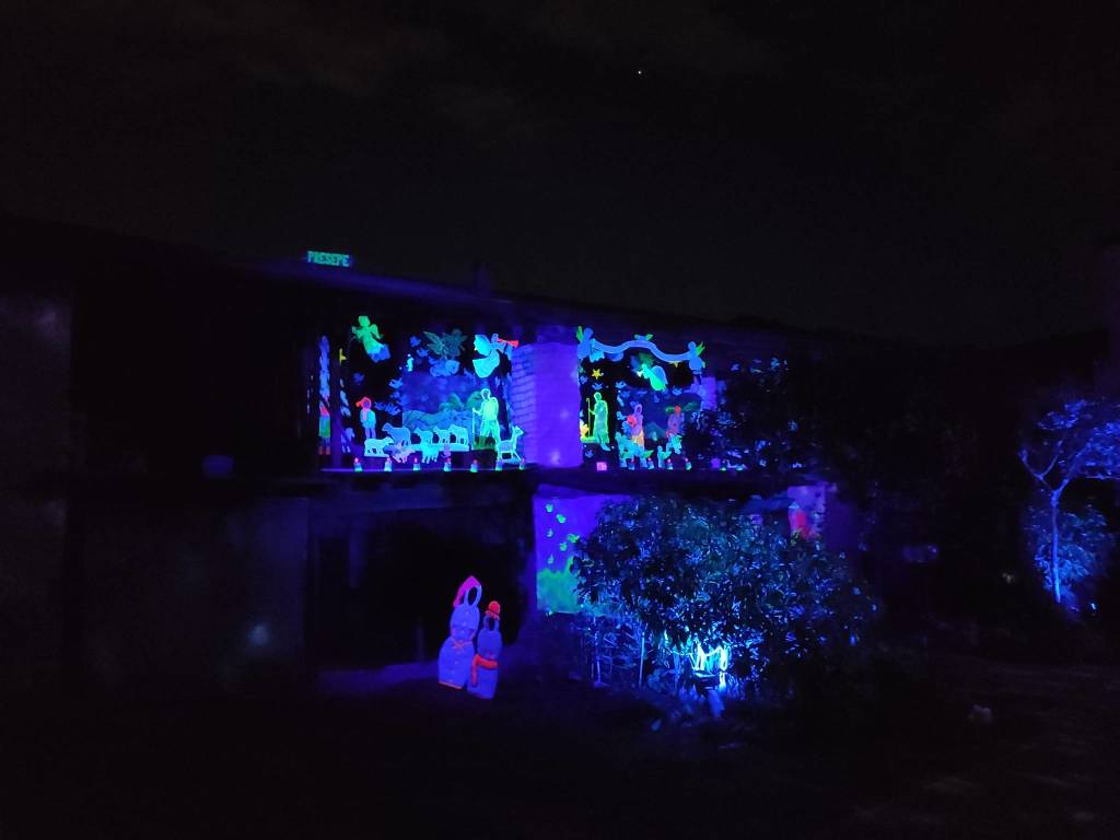 Il presepe illuminato di Sesona risplende aspettando il Natale