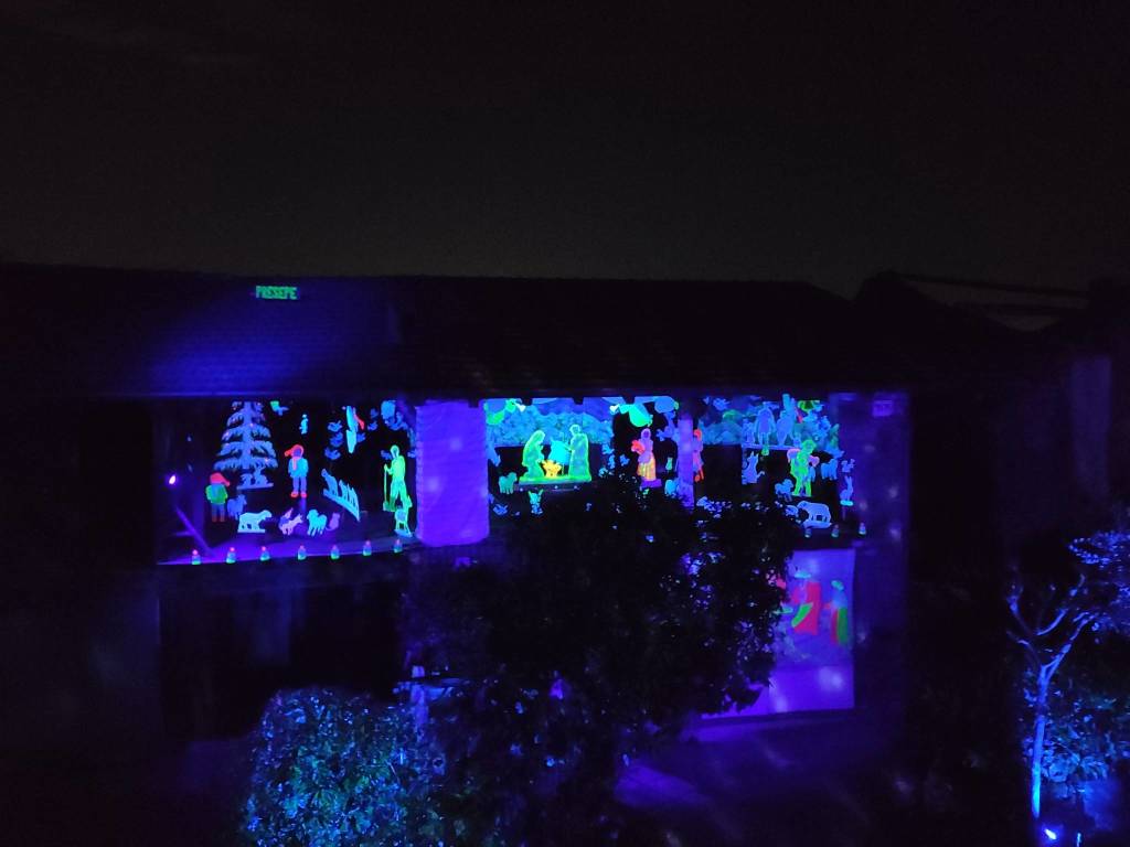 Il presepe illuminato di Sesona risplende aspettando il Natale