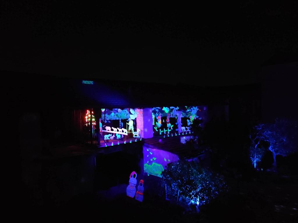 Il presepe illuminato di Sesona risplende aspettando il Natale