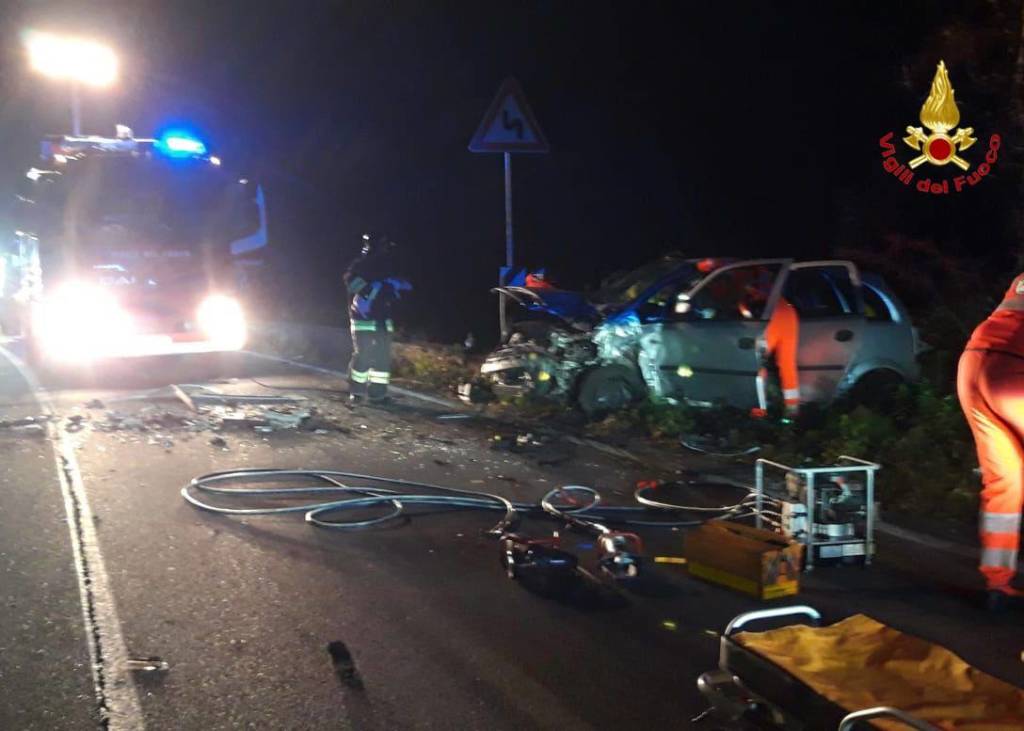 Scontro nella notte a Germignaga, tre feriti. I vigili del fuoco salvano anche un cagnolino