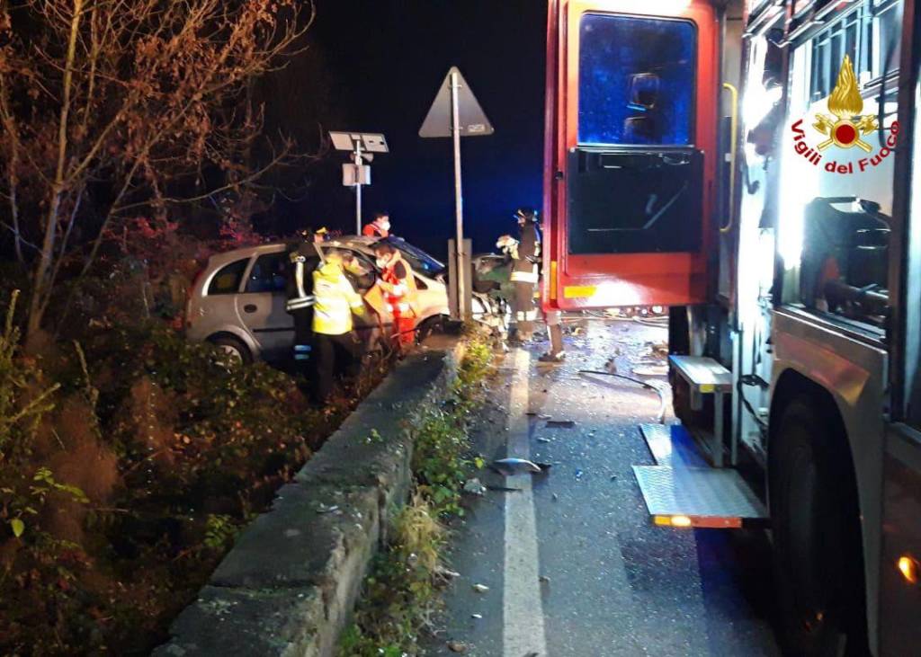 Scontro nella notte a Germignaga, tre feriti. I vigili del fuoco salvano anche un cagnolino