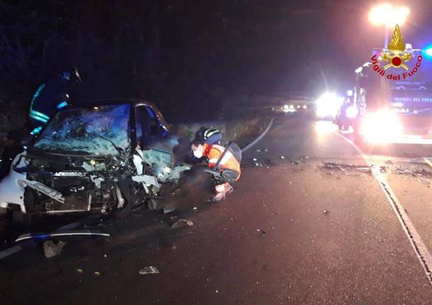 Scontro nella notte a Germignaga, tre feriti. I vigili del fuoco salvano anche un cagnolino