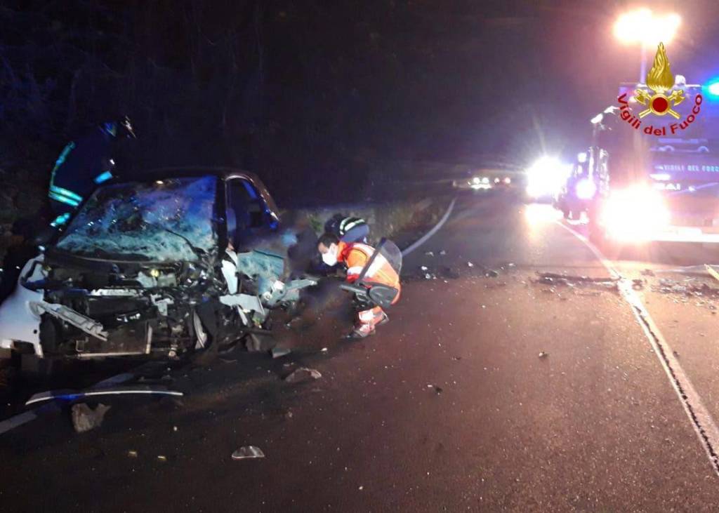 Scontro nella notte a Germignaga, tre feriti. I vigili del fuoco salvano anche un cagnolino