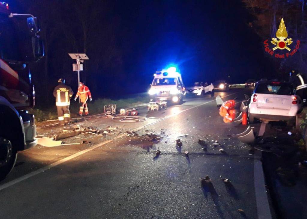 Scontro nella notte a Germignaga, tre feriti. I vigili del fuoco salvano anche un cagnolino
