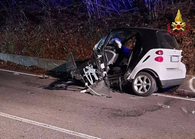 Scontro nella notte a Germignaga, tre feriti. I vigili del fuoco salvano anche un cagnolino
