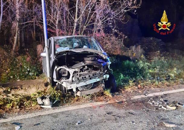 Scontro nella notte a Germignaga, tre feriti. I vigili del fuoco salvano anche un cagnolino