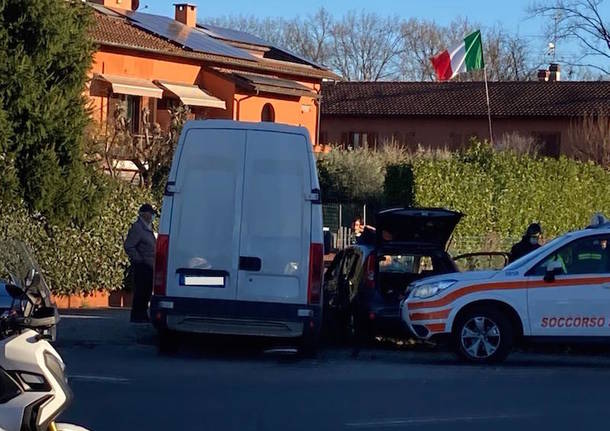 Angera, incidente tra un furgone e una vettura
