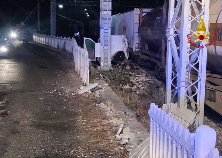 Furgone sui binari investito dal treno