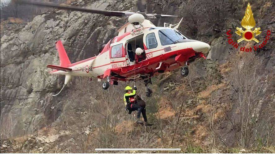 I Vigili del fuoco salvano in elicottero un cane smarrito sul Mottarone