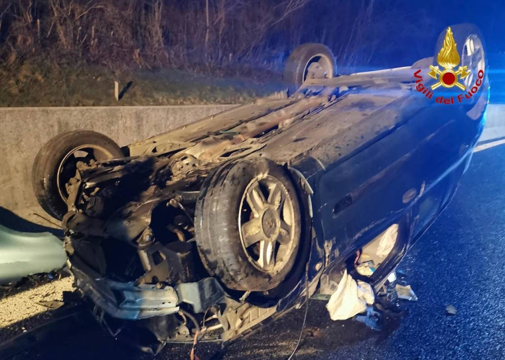 Schianto nella notte sulla superstrada a Besozzo