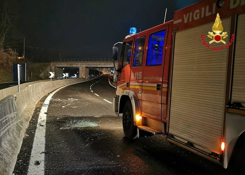 Schianto nella notte sulla superstrada a Besozzo