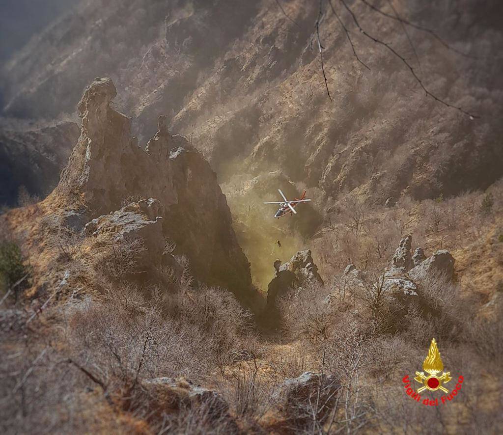 Il recupero della salma nel burrone nel Lecchese