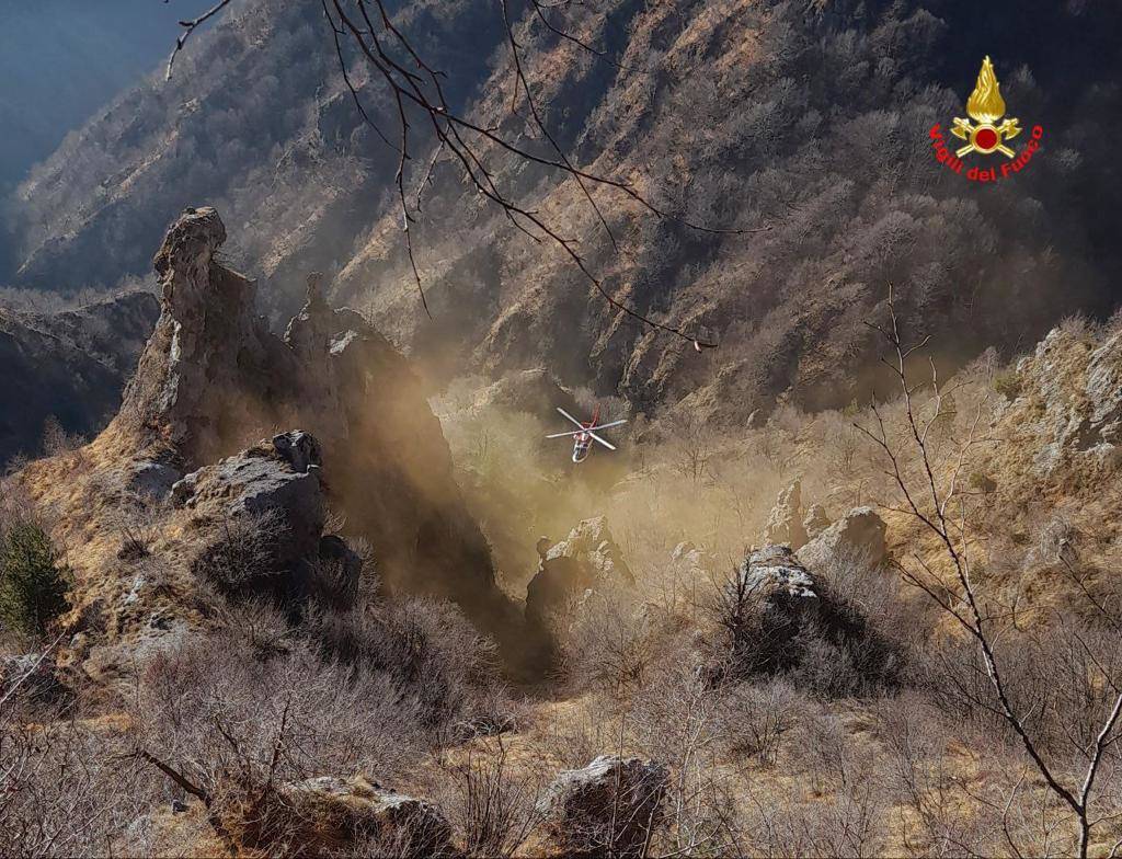 Il recupero della salma nel burrone nel Lecchese