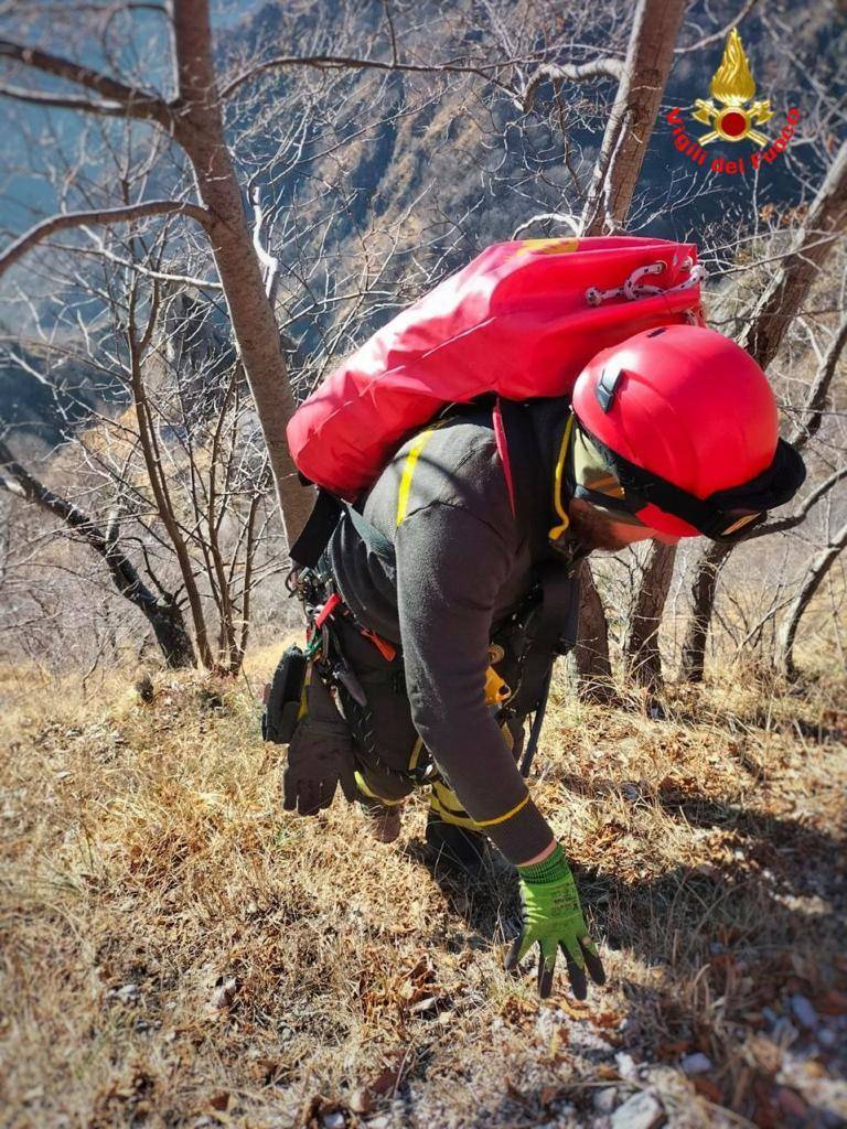 Il recupero della salma nel burrone nel Lecchese
