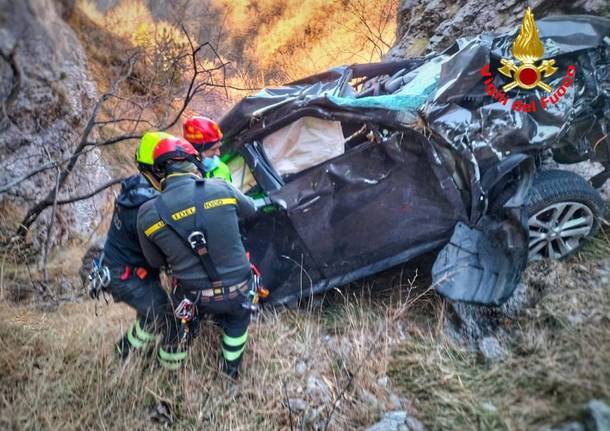 Il recupero della salma nel burrone nel Lecchese