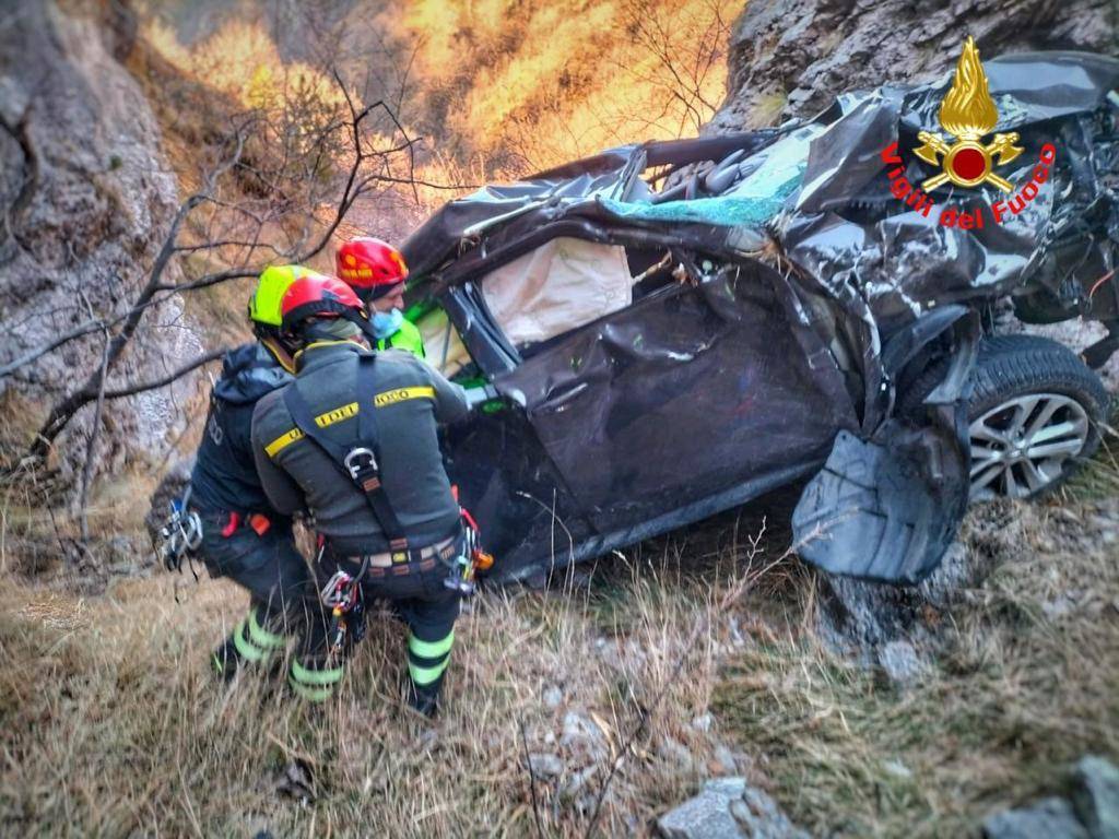 Il recupero della salma nel burrone nel Lecchese