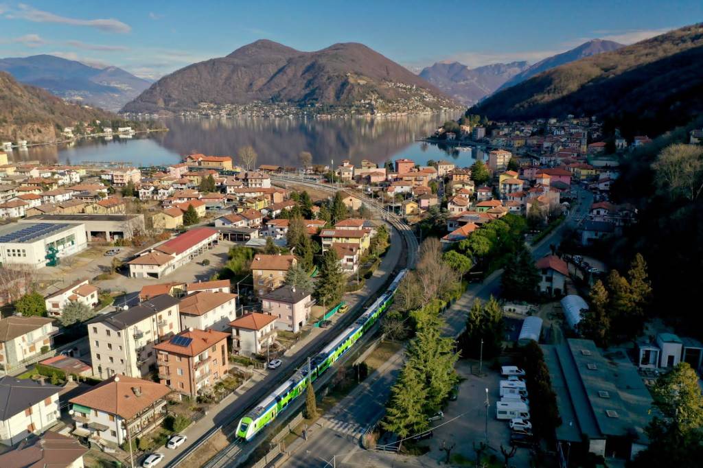 Il treno Caravaggio sulla linea per Porto Ceresio 