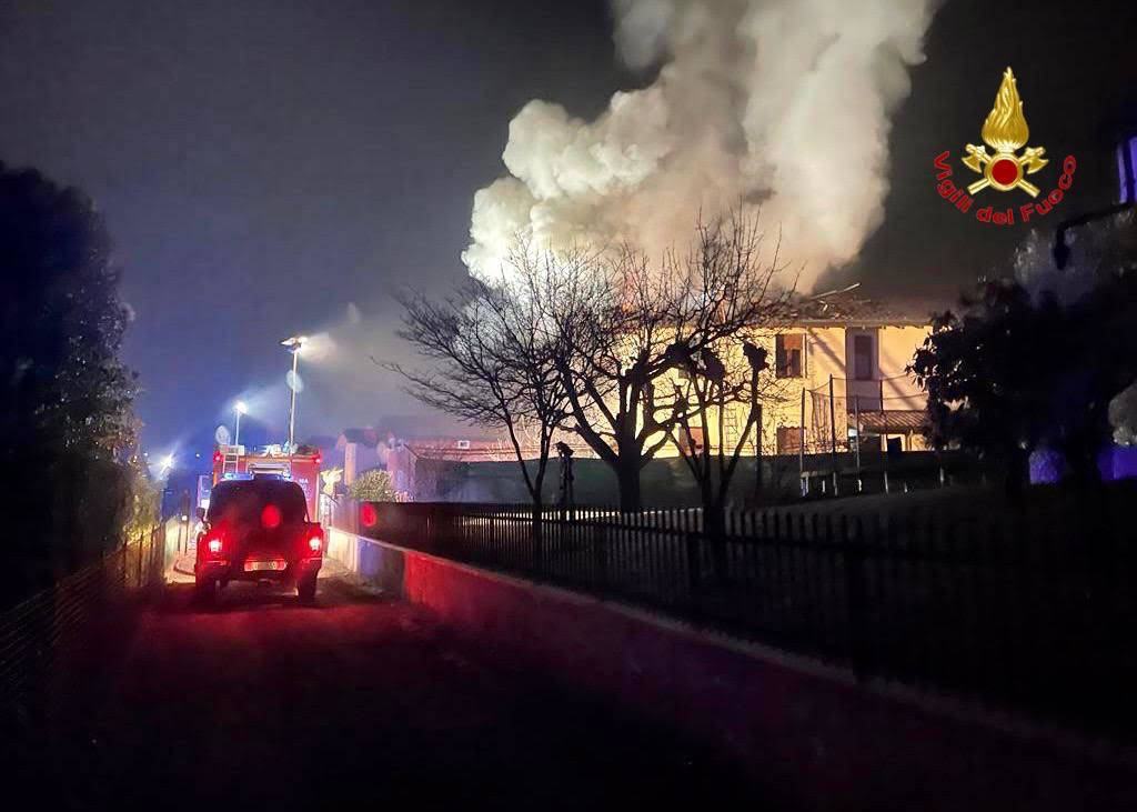 Incendio tetto a Ispra in via Baragiola