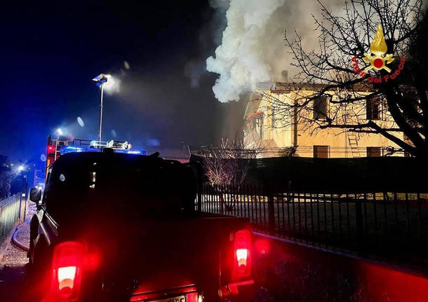 Incendio a Ispra: parzialmente distrutto il tetto di una casa