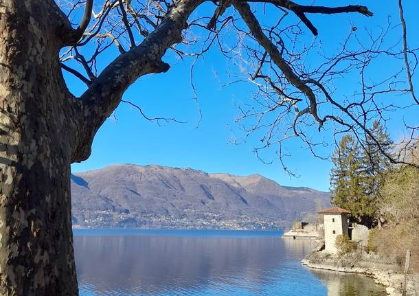 Le fornaci di Caldè immerse nel blu del lago