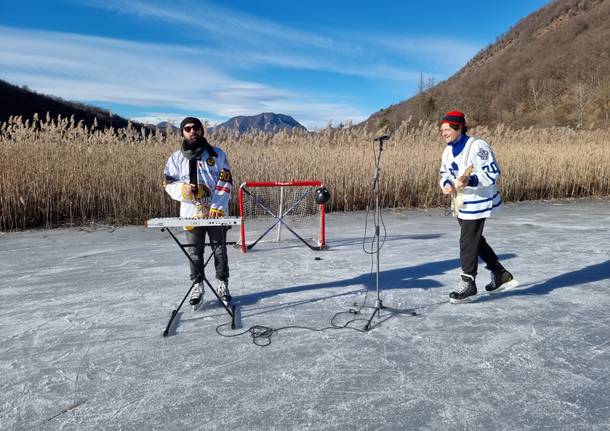 Pattini, hockey e una band alla torbiera di Ganna
