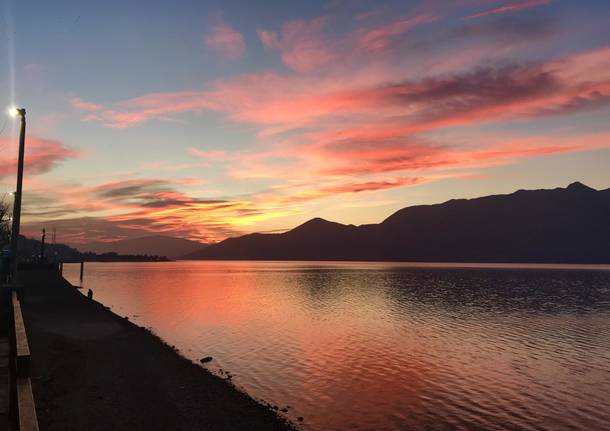Un tramonto spettacolare sulla provincia di Varese