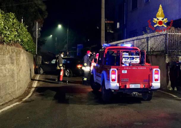 Automobile contro un muro a Leggiuno