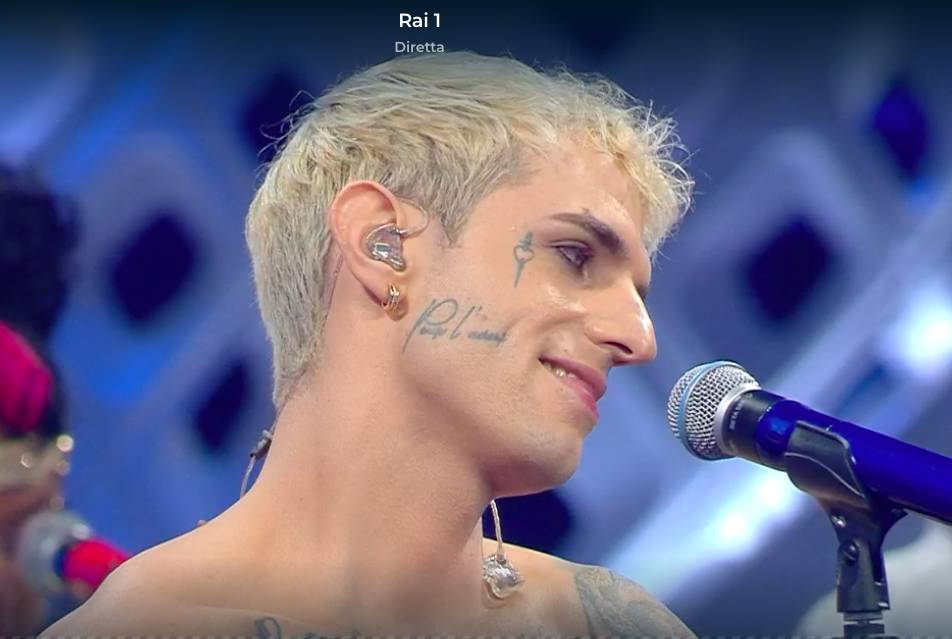 Achille Lauro si "battezza" e apre Sanremo 2022