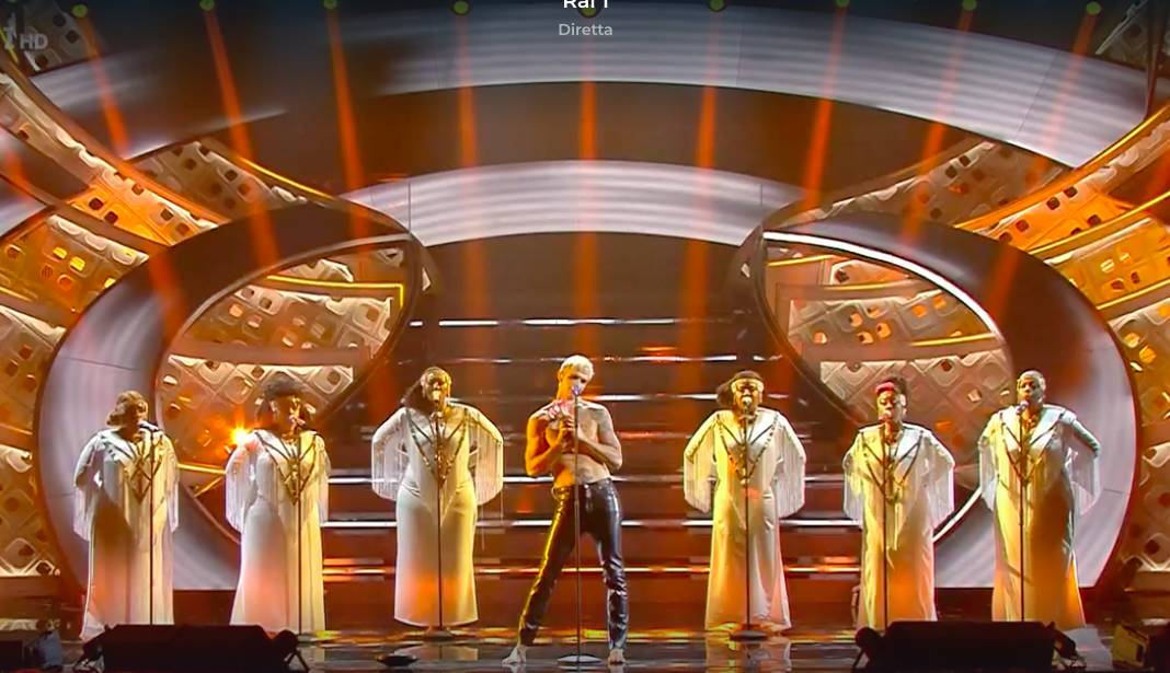 Achille Lauro si "battezza" e apre Sanremo 2022