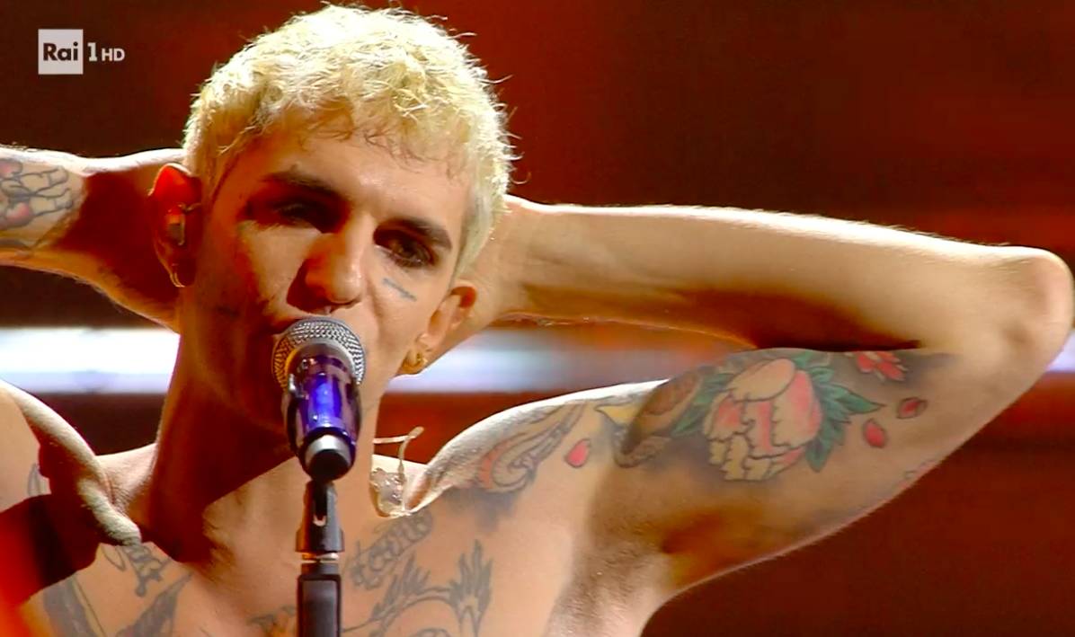 Achille Lauro si "battezza" e apre Sanremo 2022