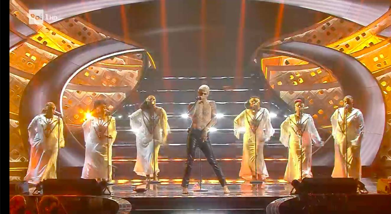 Achille Lauro si "battezza" e apre Sanremo 2022