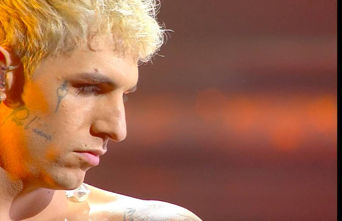 Achille Lauro si "battezza" e apre Sanremo 2022