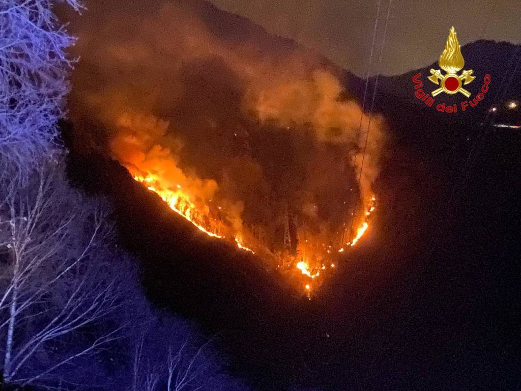 L\'incendio del Gambarogno monitorato dai Vigili del Fuoco italiani