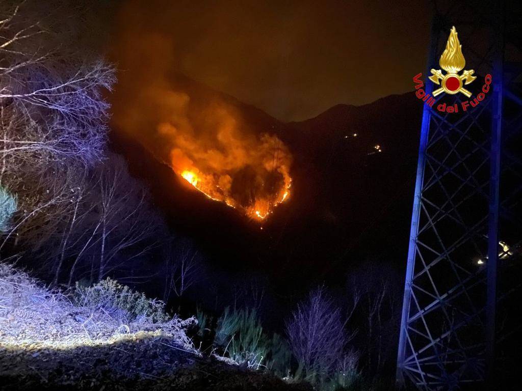 L\'incendio del Gambarogno monitorato dai Vigili del Fuoco italiani