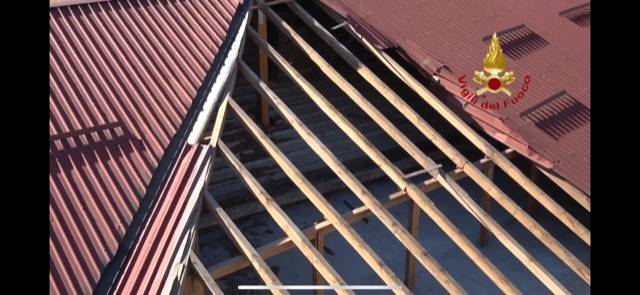 Scuola scoperchiata a Laveno Mombello, l\'intervento dei vigili del fuoco