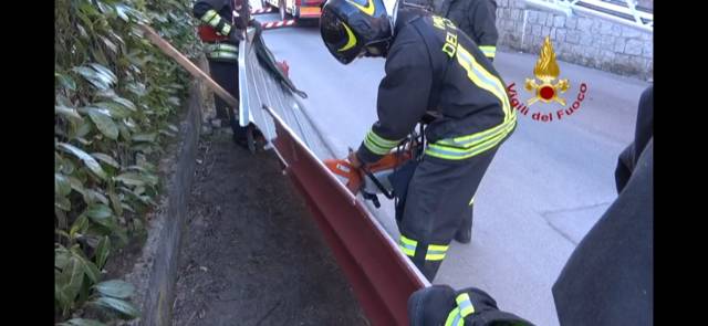 Scuola scoperchiata a Laveno Mombello, l\'intervento dei vigili del fuoco