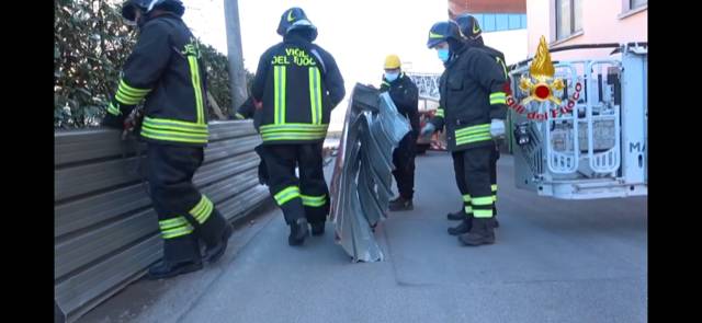 Scuola scoperchiata a Laveno Mombello, l\'intervento dei vigili del fuoco