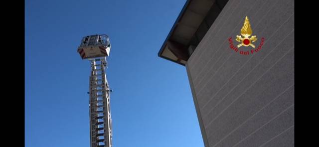 Scuola scoperchiata a Laveno Mombello, l\'intervento dei vigili del fuoco