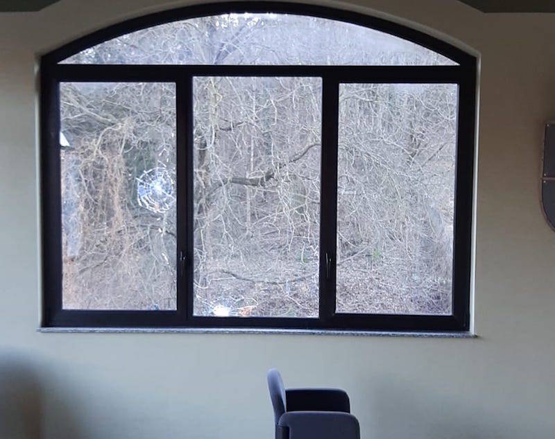 Le vetrate del Comune dei Mesenzana prese a sassate