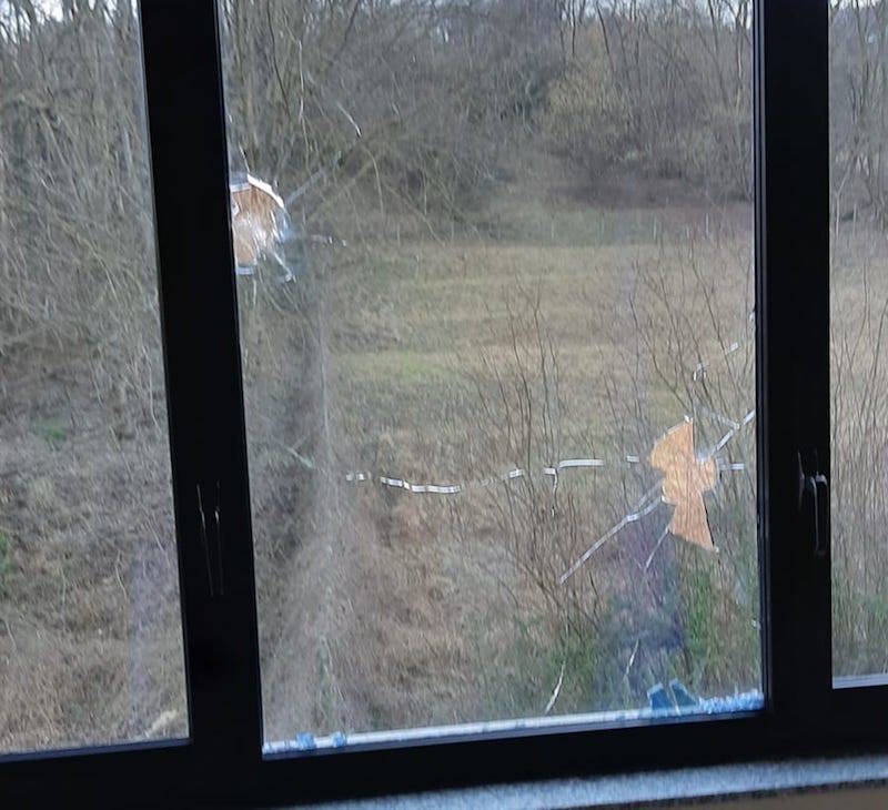 Le vetrate del Comune dei Mesenzana prese a sassate