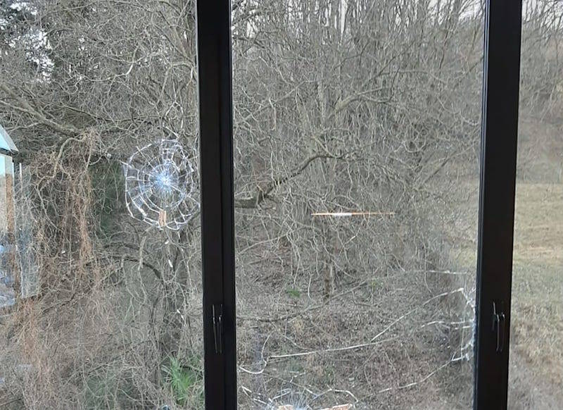 Le vetrate del Comune dei Mesenzana prese a sassate