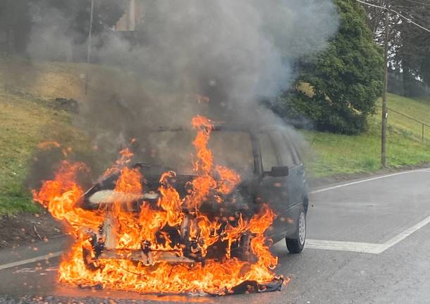 automobile in fiamme laveno mombello 